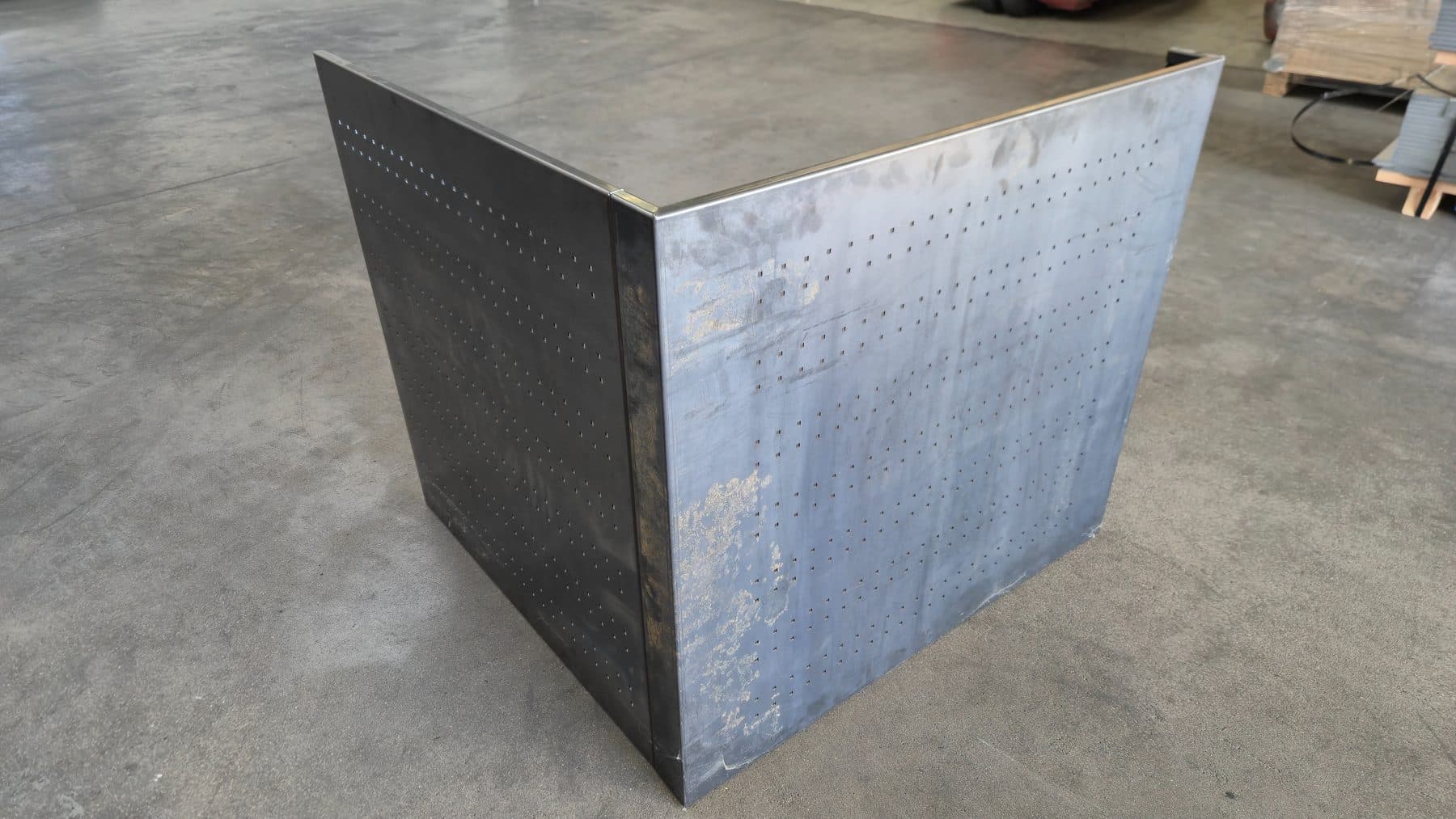 Base de composteur perforée en corten - Pliage