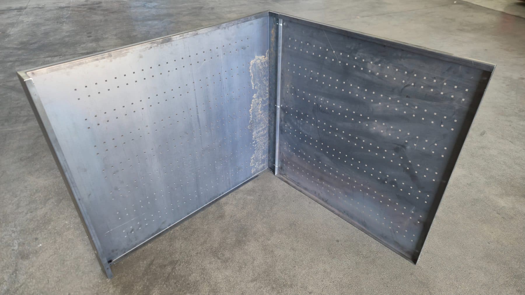 Base de composteur perforée, vue intérieure en corten - Pliage