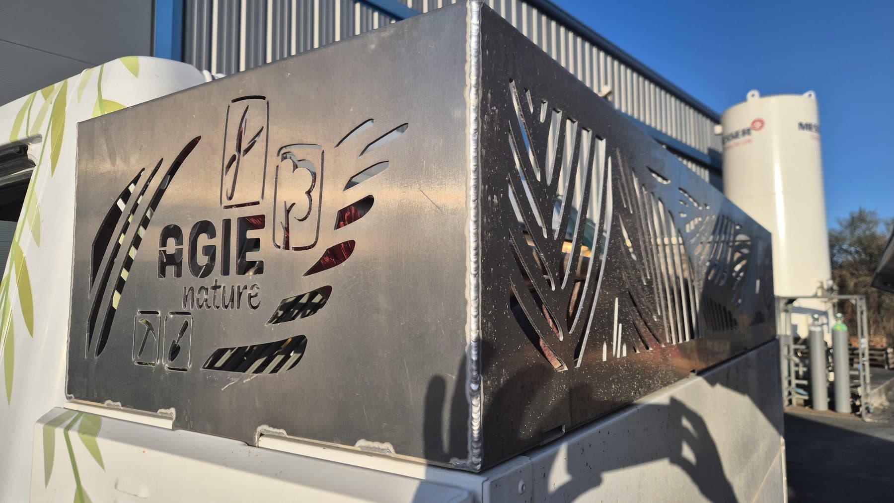Coffre avec logo découpé au laser en inox - Découpe laser 2D