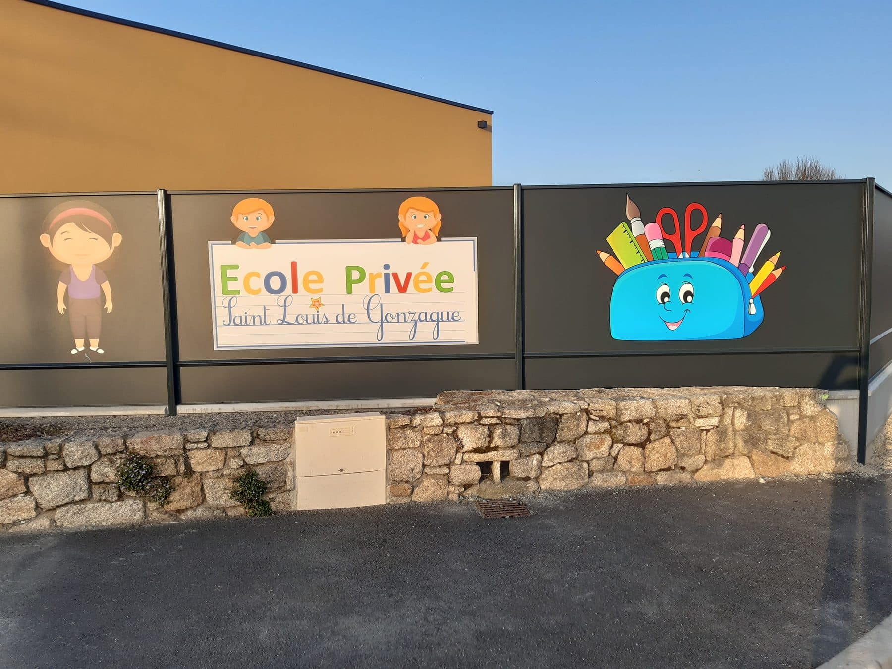 Panneaux de clôture pour une école en aluminium - Pliage