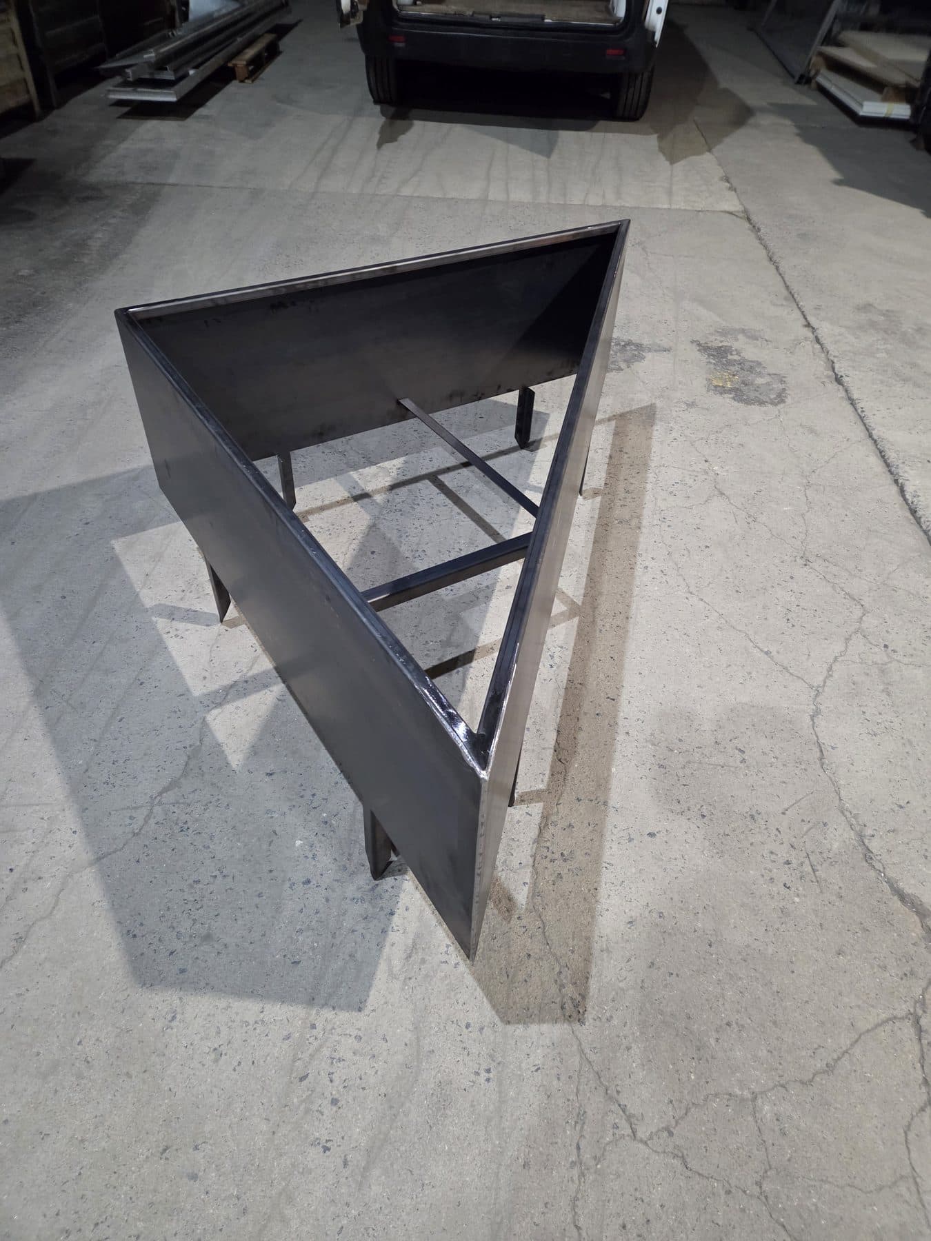Bac triangulaire en corten - Pliage